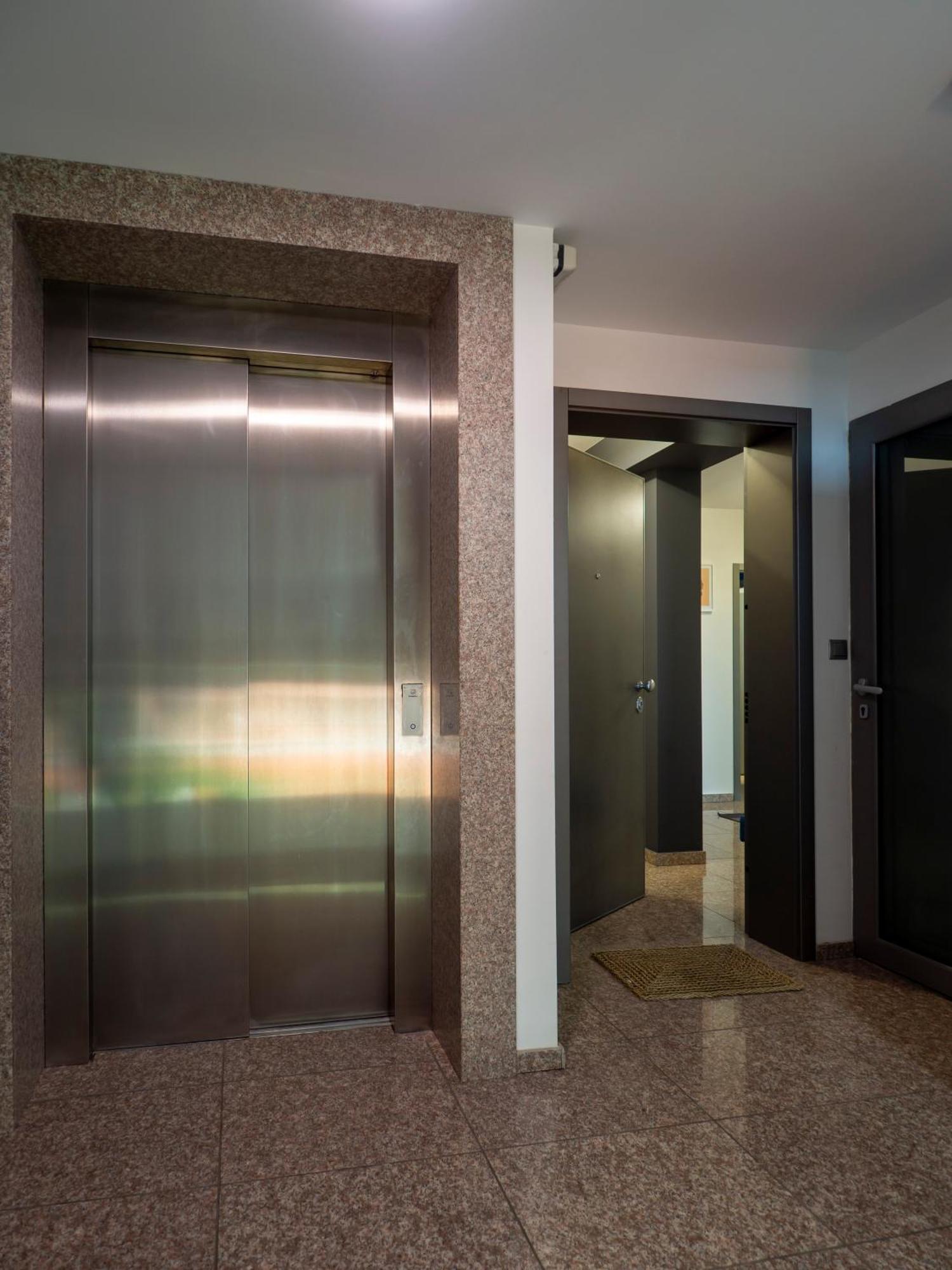 Vertigo2 Huge Apartment 2 Bedrooms Balcony Parking Sofia Bagian luar foto